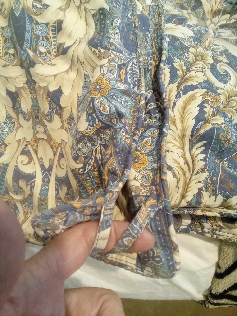 oeko-tex Standard 100 Paisley Comforter in Blue/Cream Tones King Sz. L 90